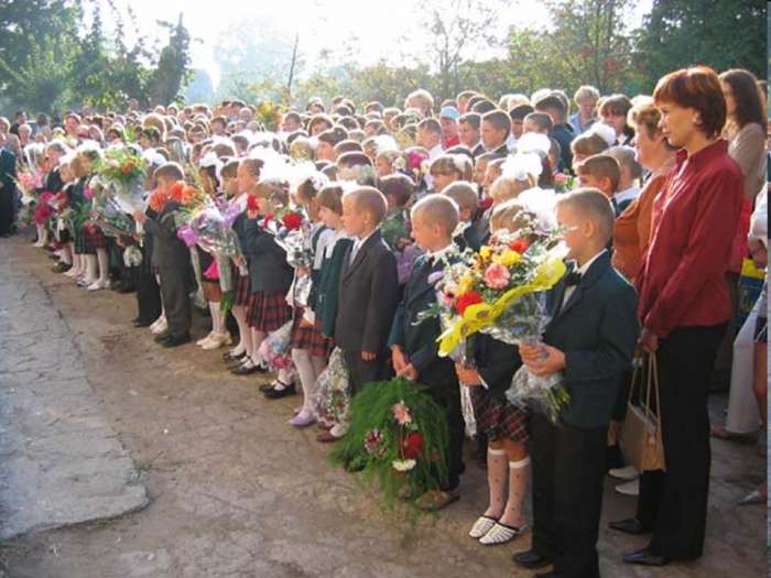1 сентября 2004 года  в школе № 1 города Беслана начинался торжественно.  Тысячи учеников, учителей и родителей  собрались на торжественную линейку,  посвящённую Дню знаний.